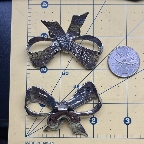 Vintage Musi silver tone shoe clips BOWS 1.5 x 2.25 inches - Picture 9 of 10